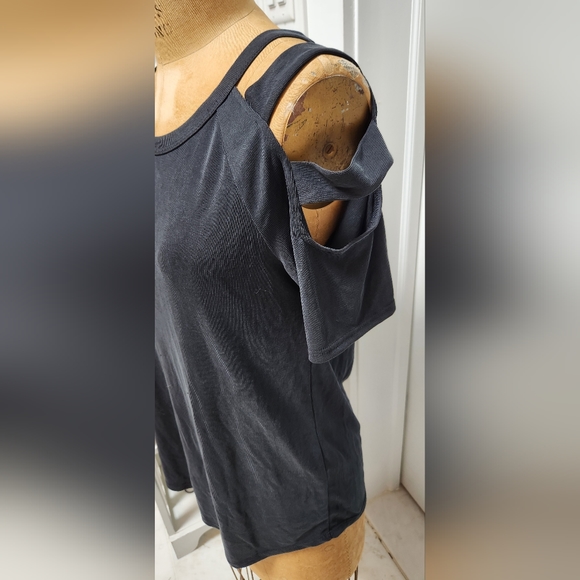 Striking Black GREEN ENVELOPE Open Shoulder & Sleeve SS Top - Picture 3 of 5